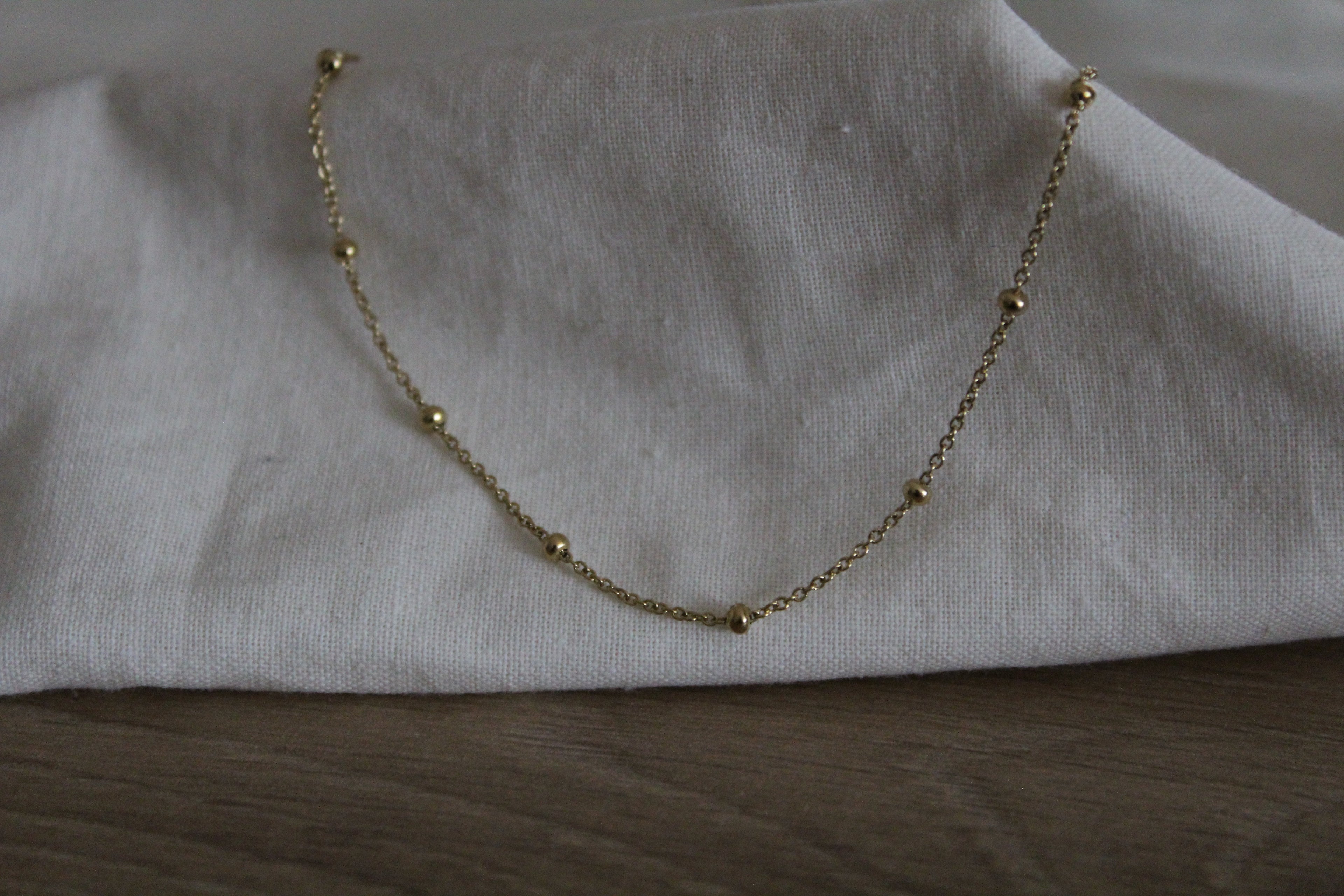 Gravure pendentif et collier avec chaîne et boule.