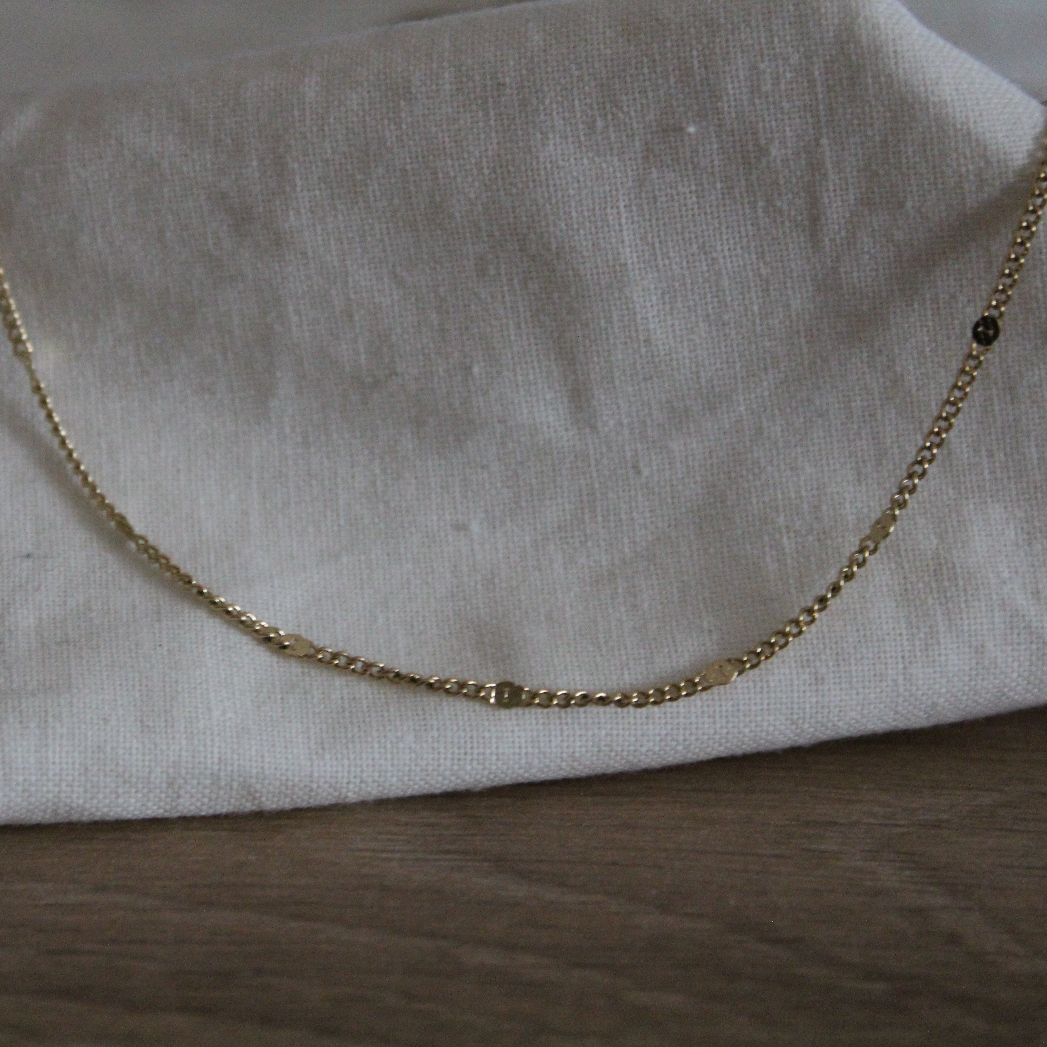 Gravure pendentif et collier chaîne jasmine.