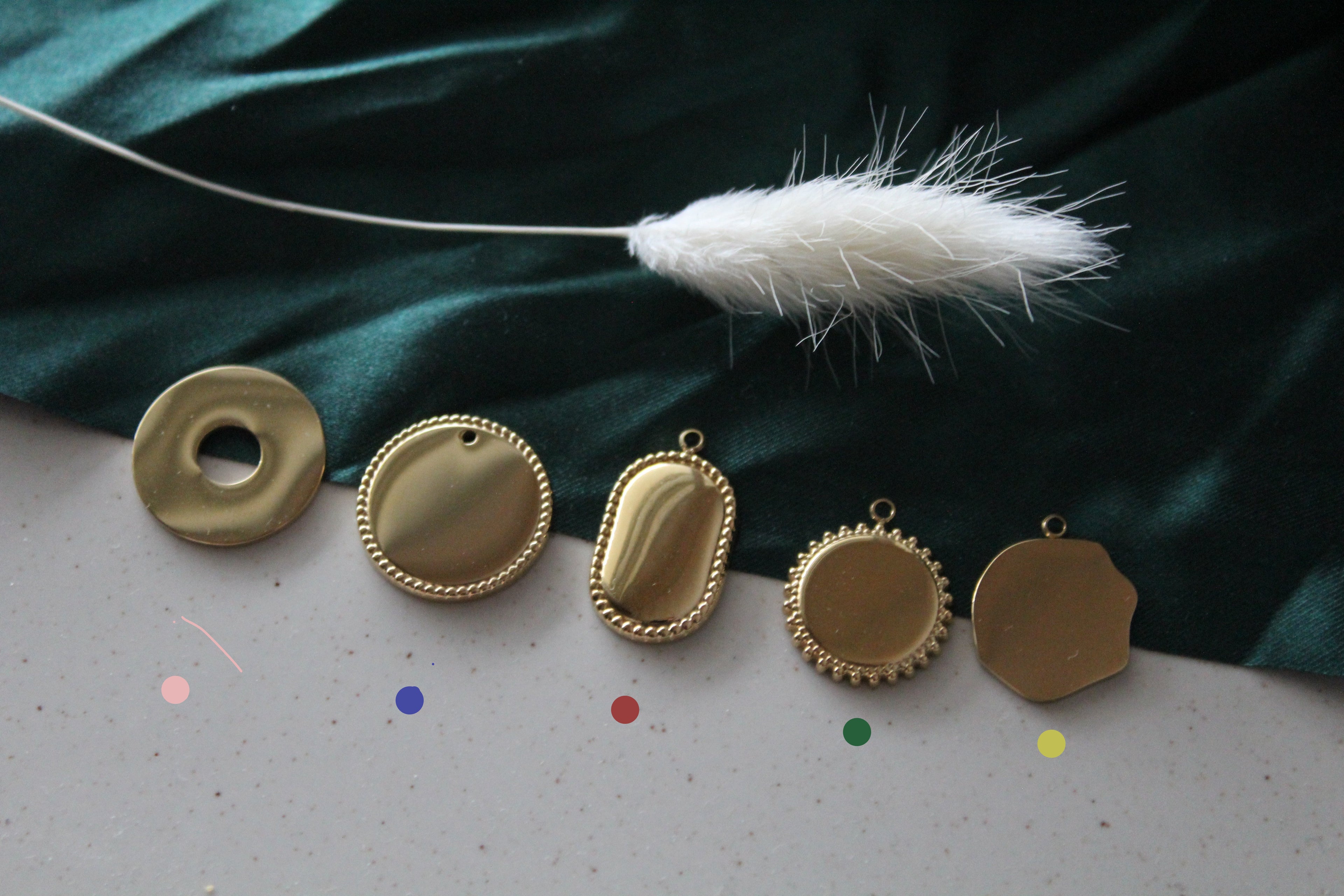 Gravure pendentif et collier avec chaîne et boule.